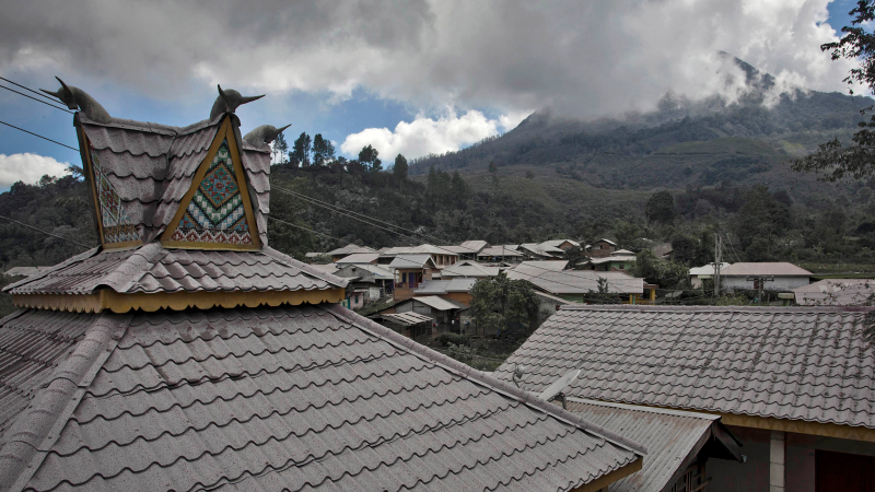 Illustration for article titled Rocks rain over Sumatra as terrible volcano keeps erupting